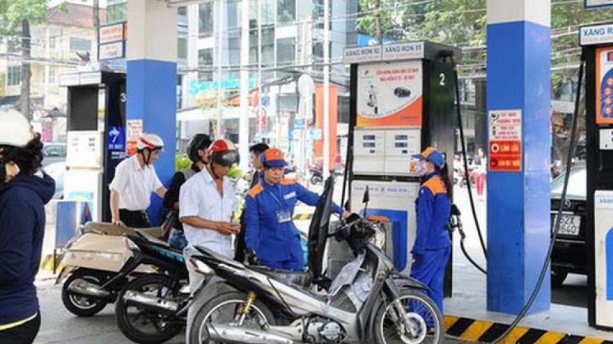 Petrol prices rise by over VND380 in final review of the year